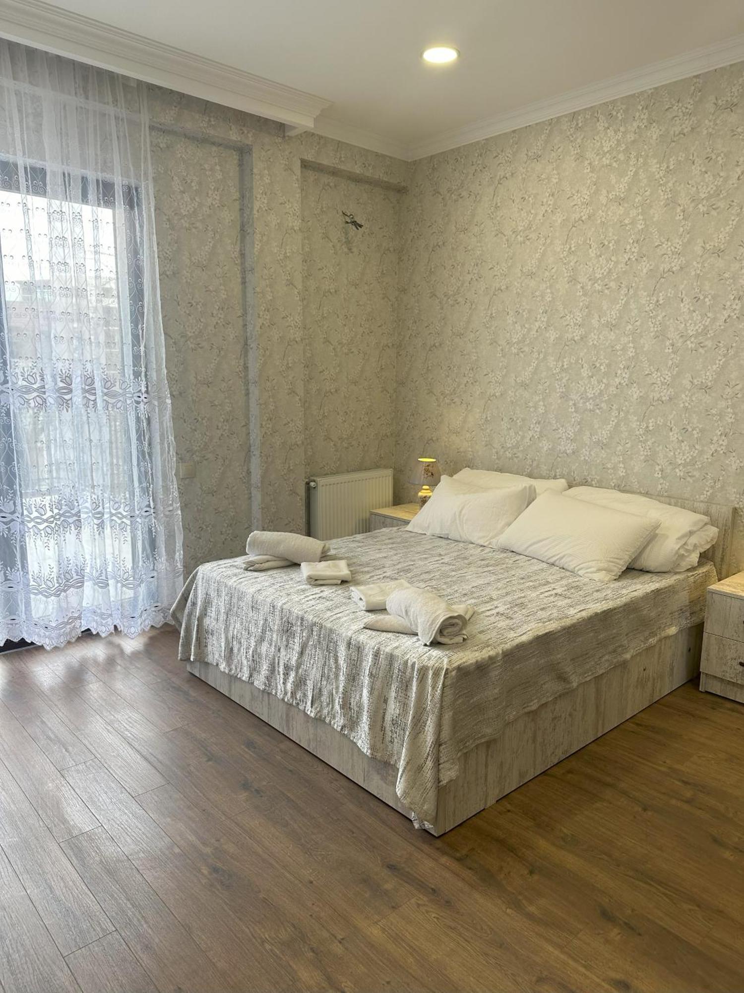 Three Palms Guest House Тбілісі Екстер'єр фото