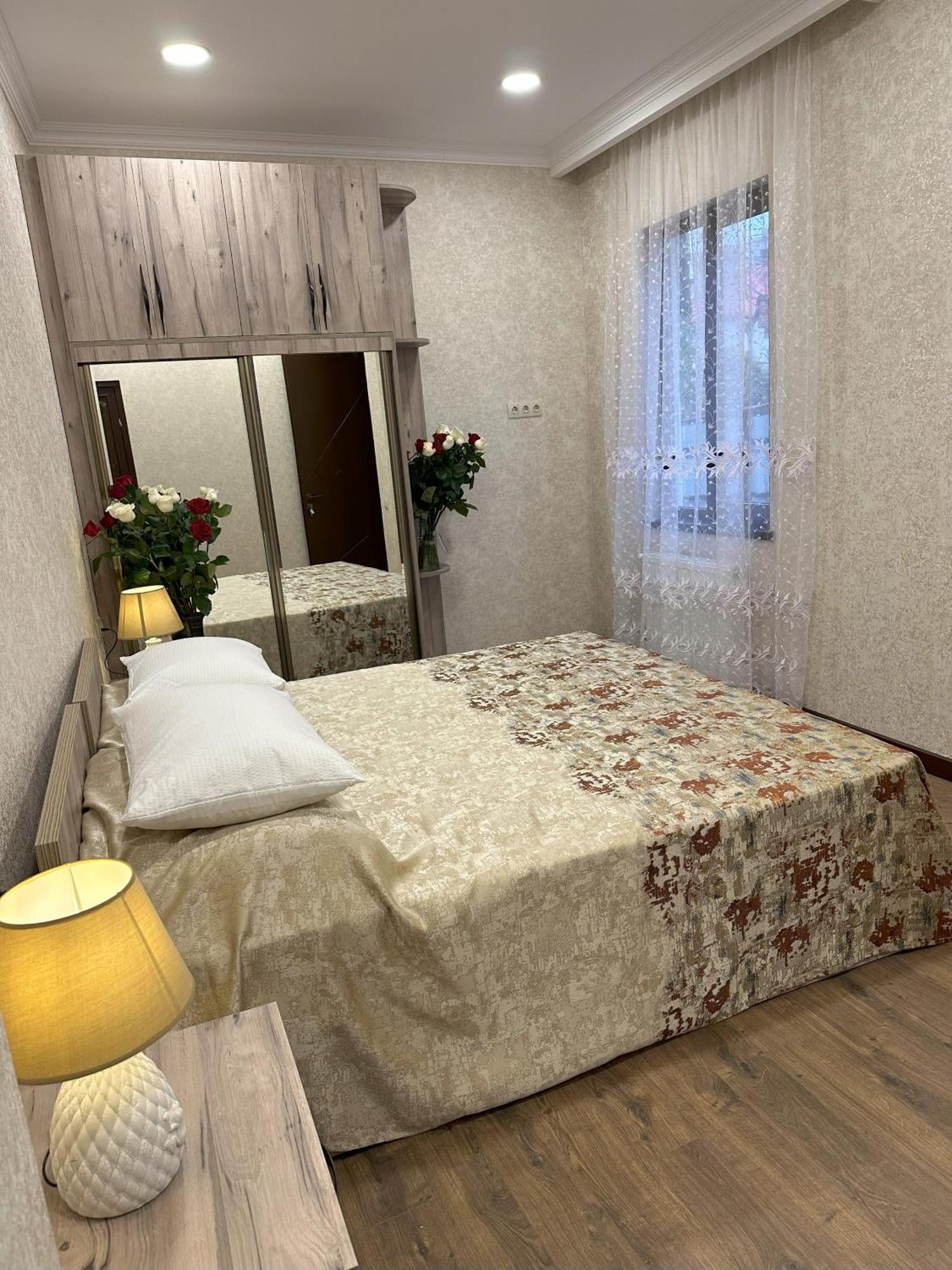 Three Palms Guest House Тбілісі Екстер'єр фото