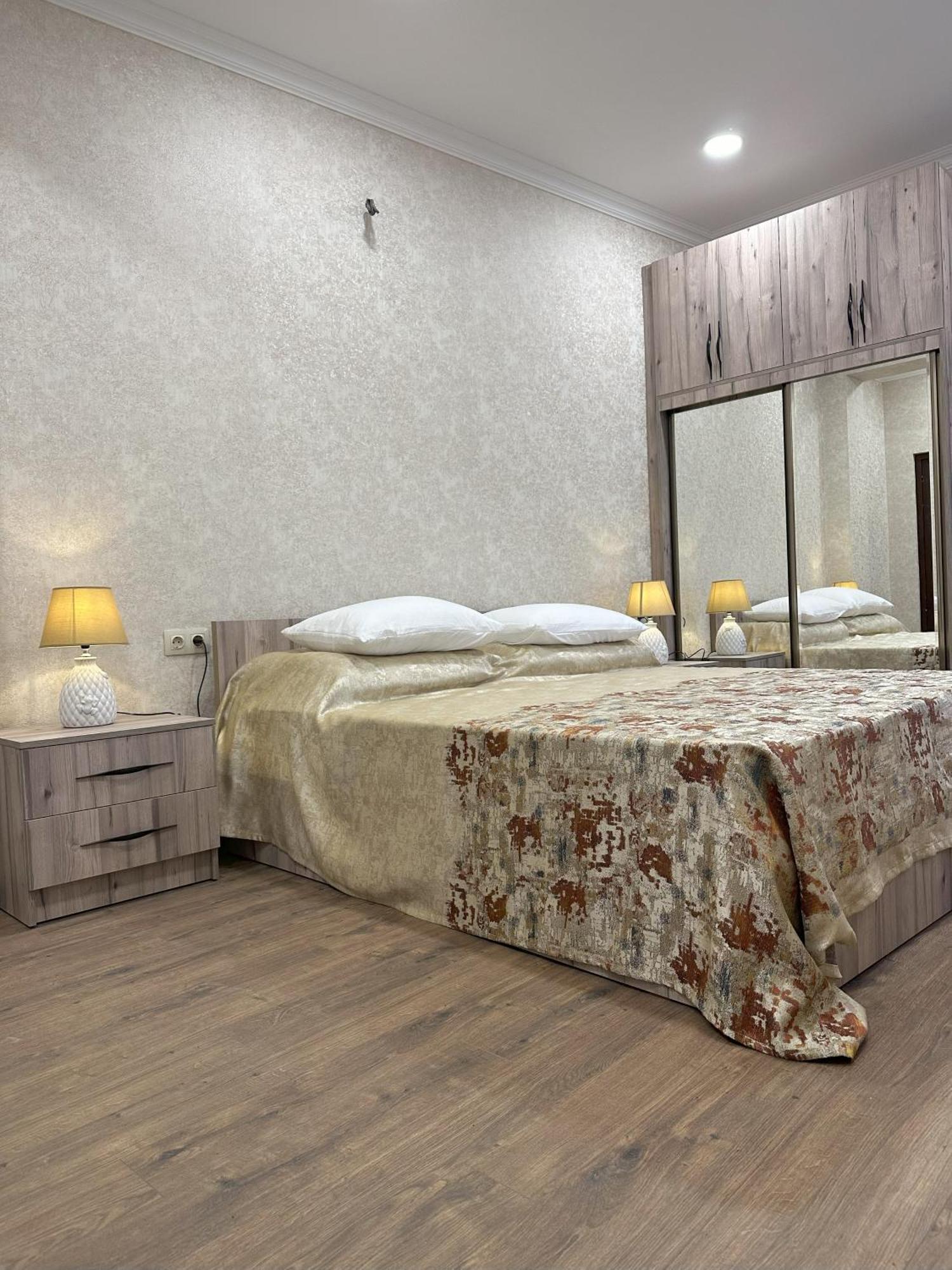 Three Palms Guest House Тбілісі Екстер'єр фото
