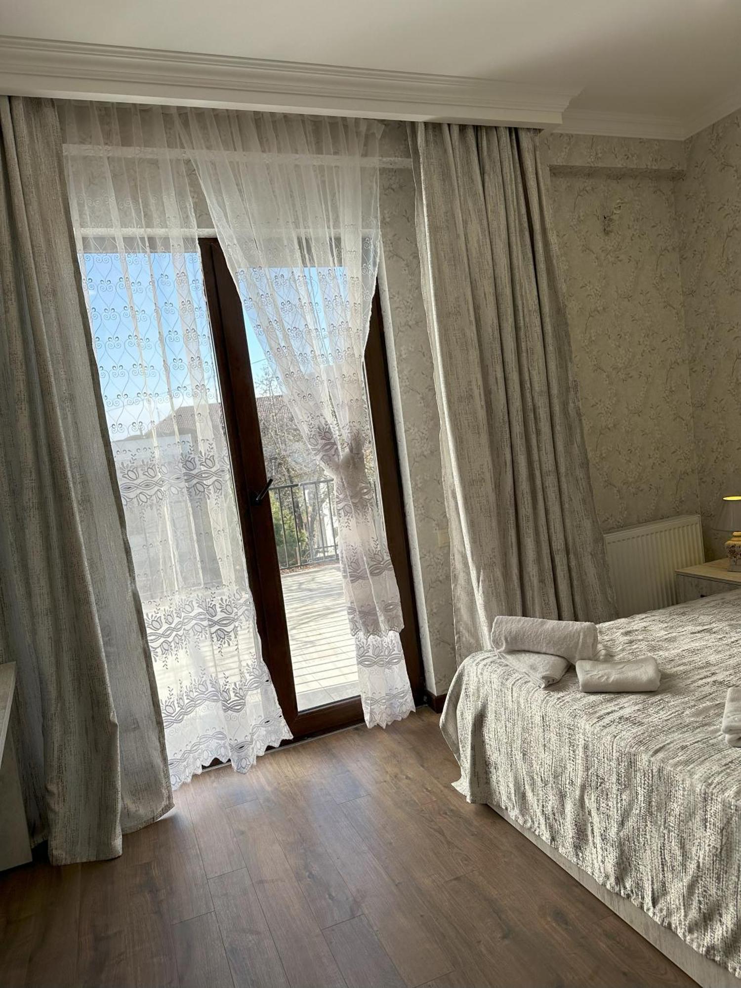 Three Palms Guest House Тбілісі Екстер'єр фото