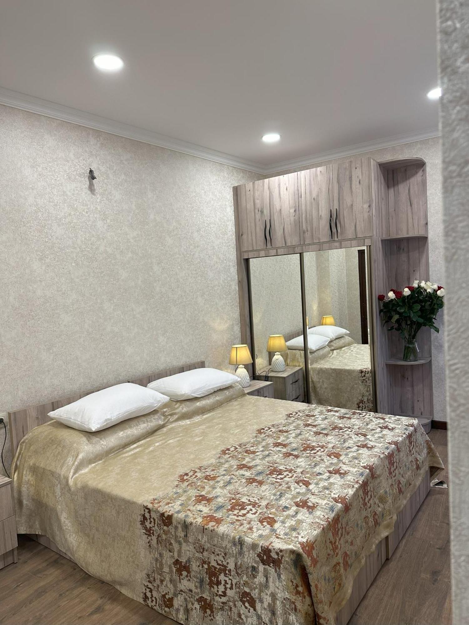 Three Palms Guest House Тбілісі Екстер'єр фото