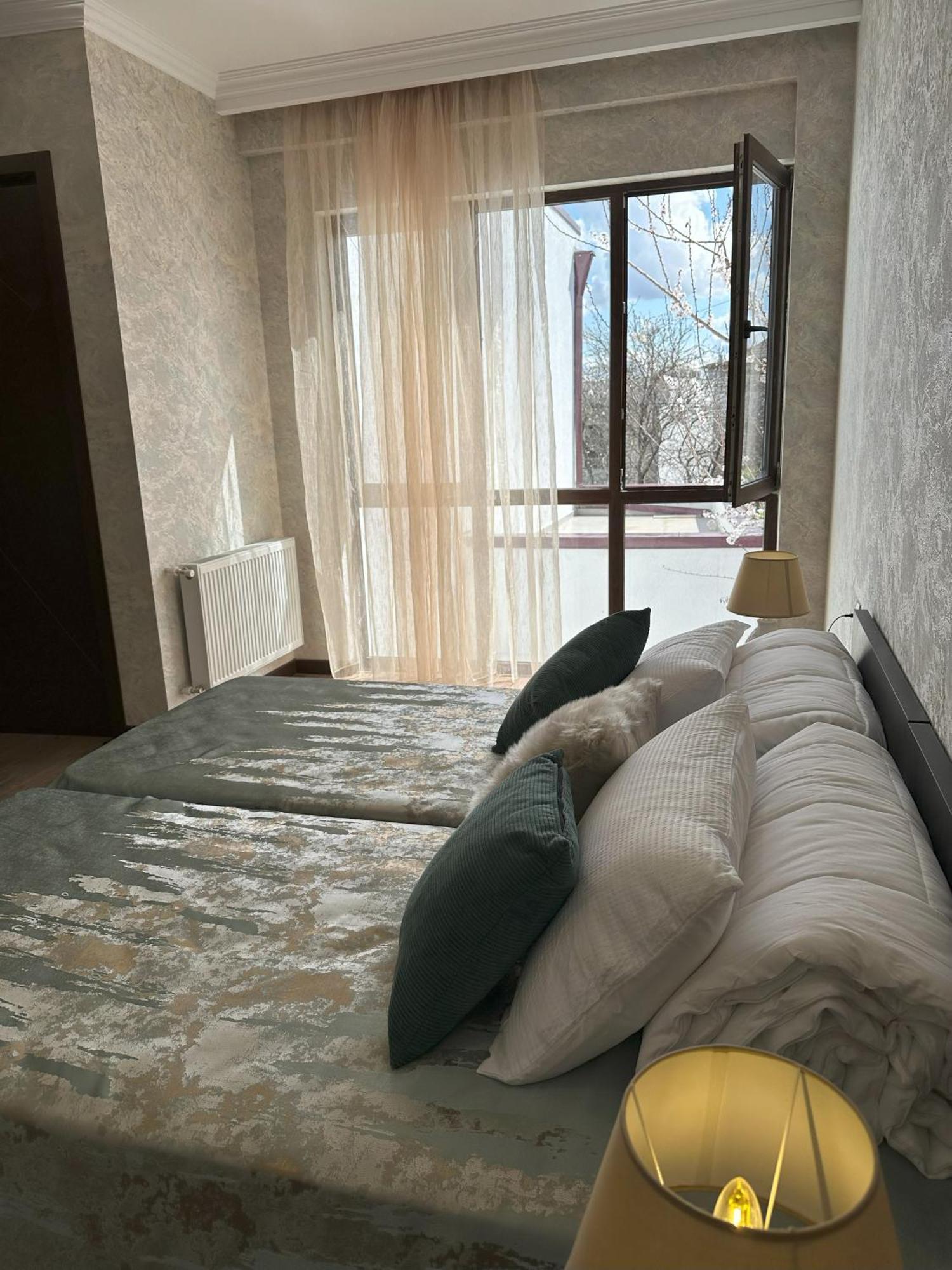 Three Palms Guest House Тбілісі Екстер'єр фото