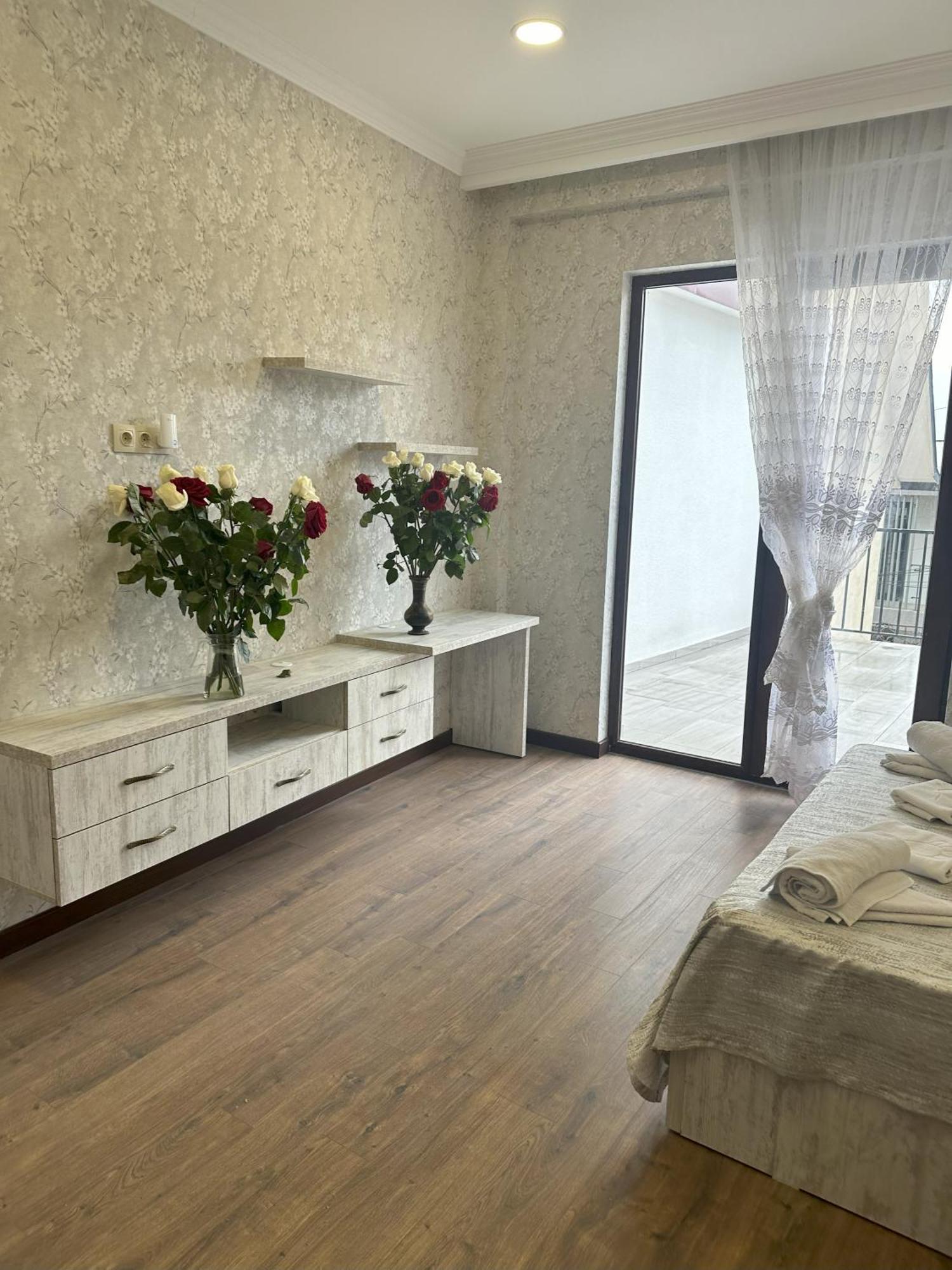 Three Palms Guest House Тбілісі Екстер'єр фото