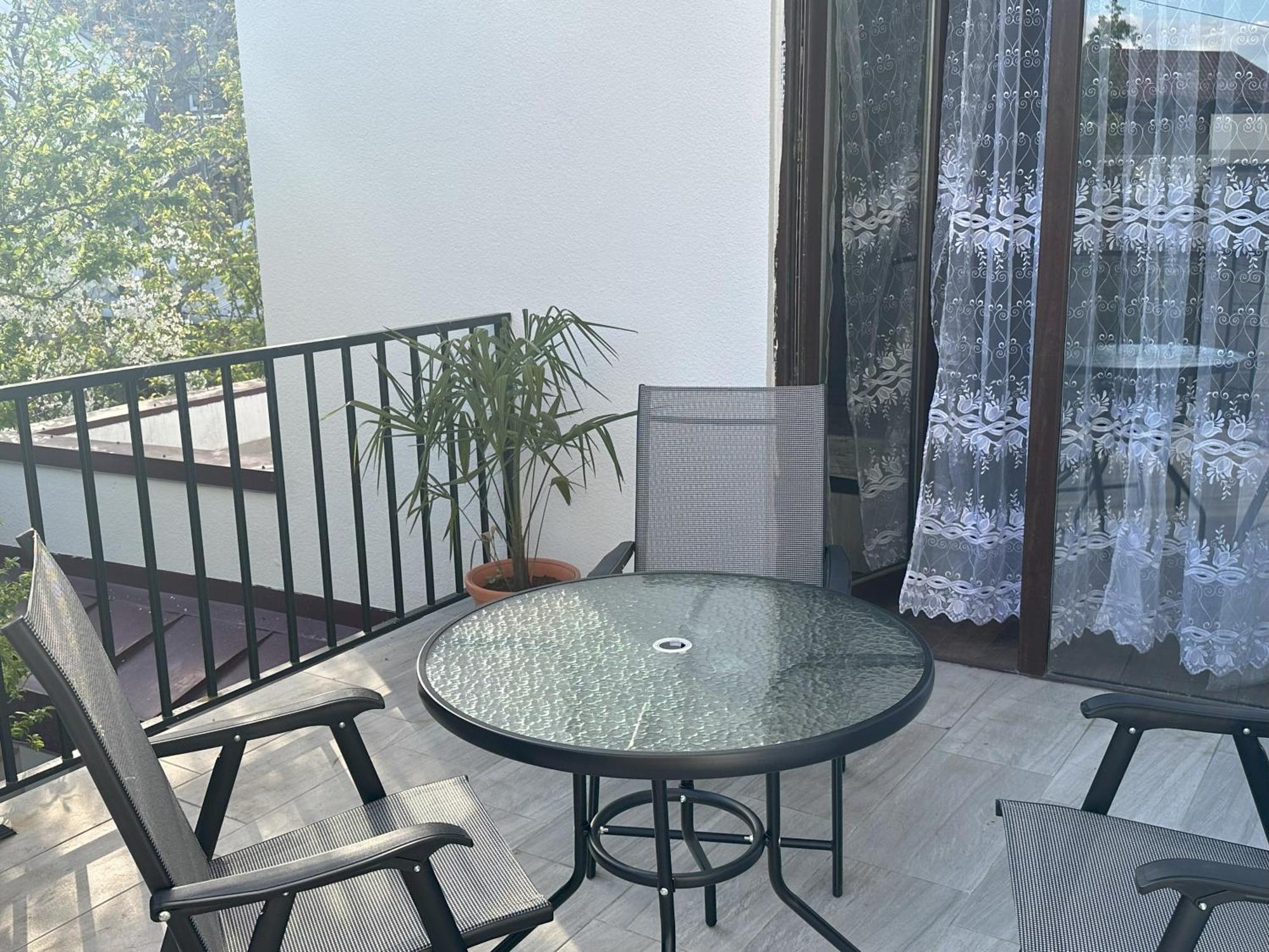 Three Palms Guest House Тбілісі Екстер'єр фото