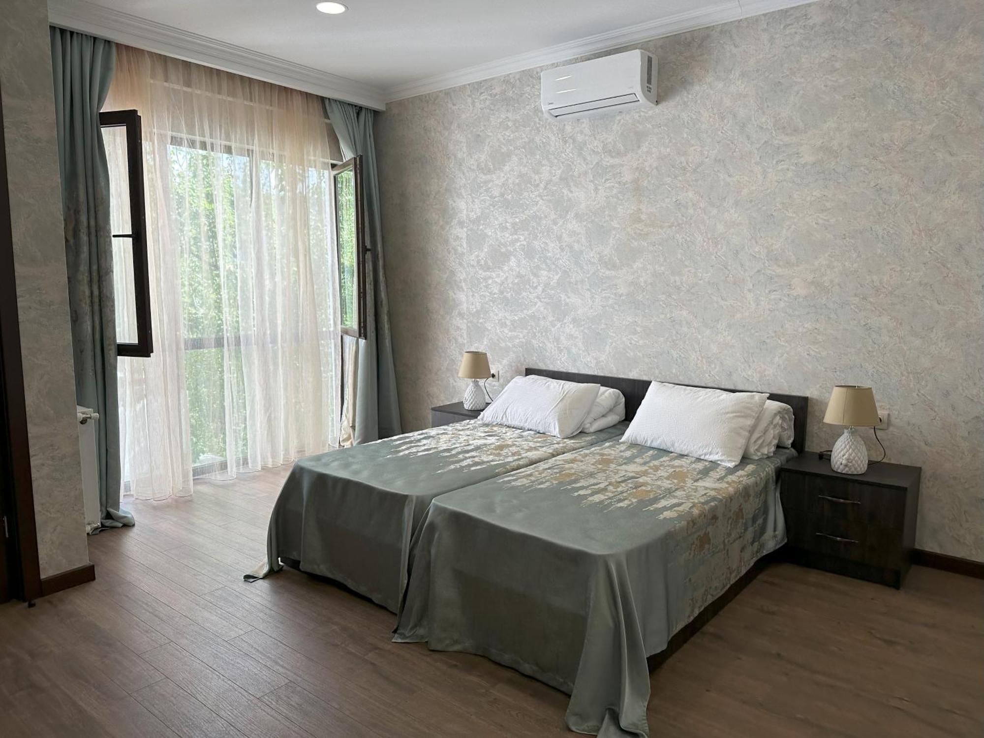 Three Palms Guest House Тбілісі Екстер'єр фото