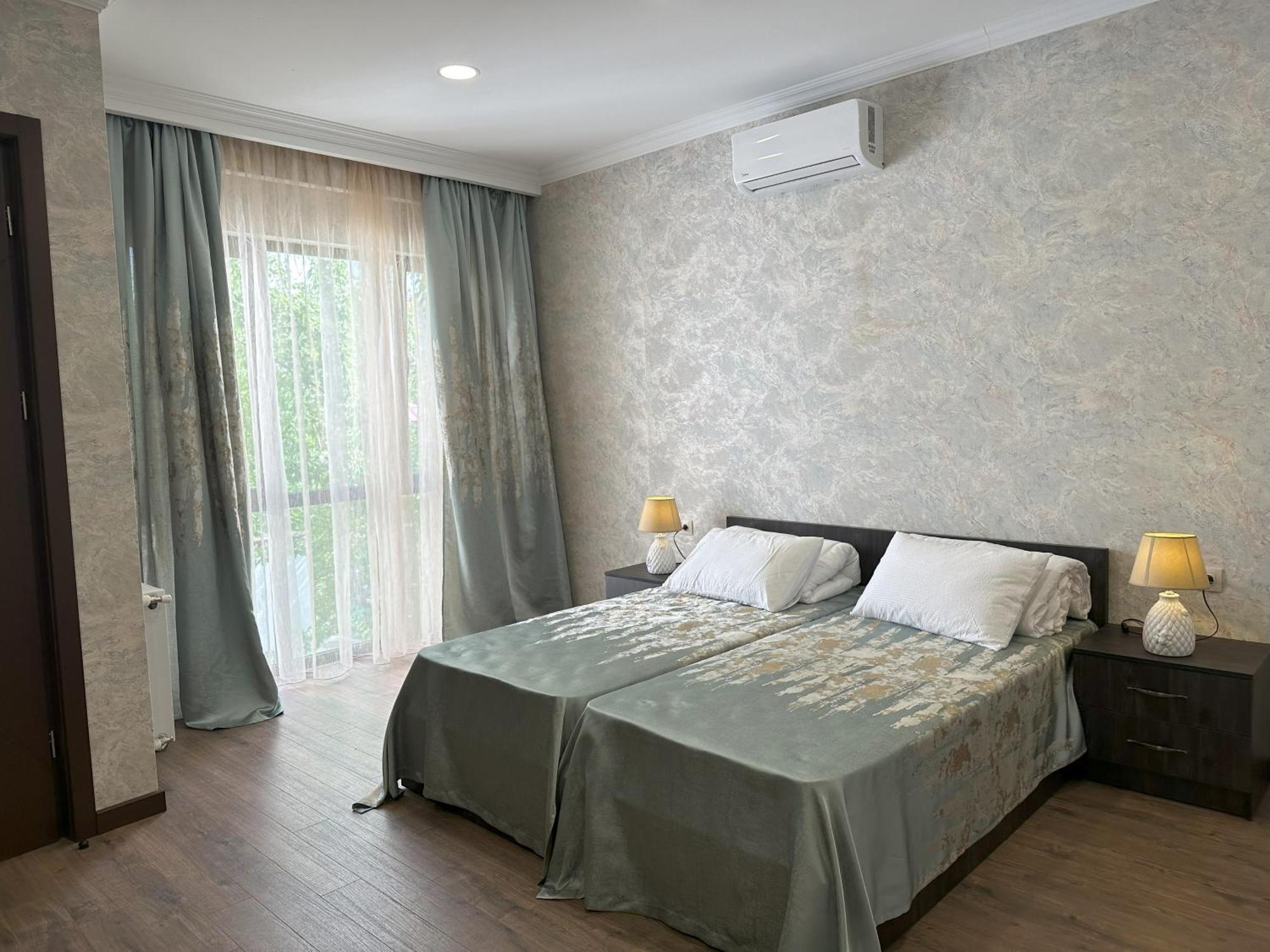 Three Palms Guest House Тбілісі Екстер'єр фото